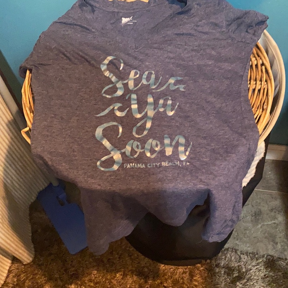 Sea ya soon v neck tee SZ Small
